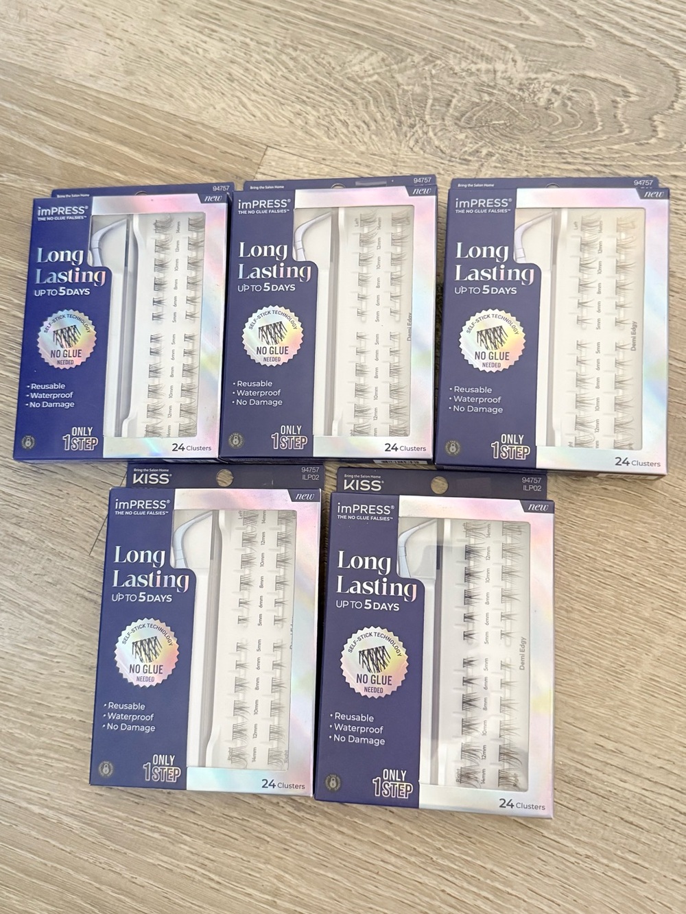 Kiss Long Lasting Press-On lashes Clusters in White - Pack of 5